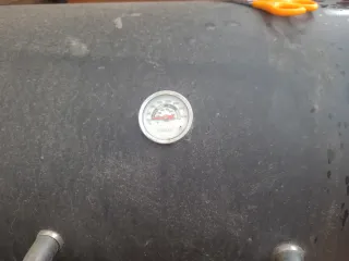 Barbacoa grande de metal negra