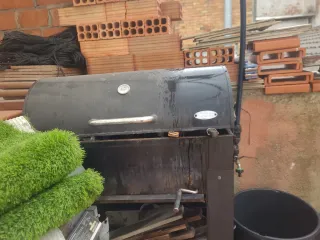 Barbacoa grande de metal negra