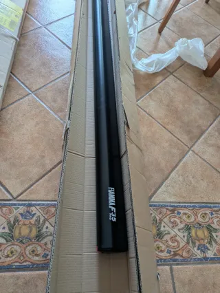 Tienda de techo con placa solar y toldo