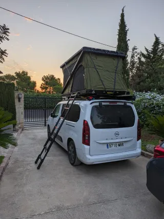 Tienda de techo con placa solar y toldo