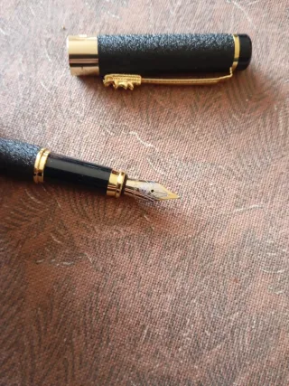 Pluma estilográfica dragón dorada negra