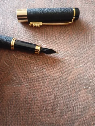 Pluma estilográfica dragón dorada negra