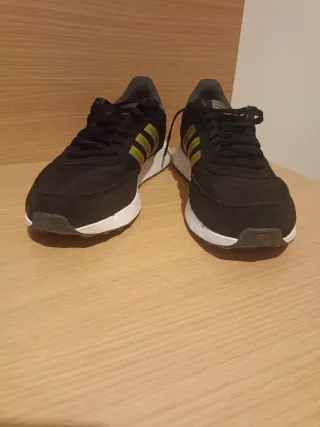 Zapatillas Adidas Negras y Doradas