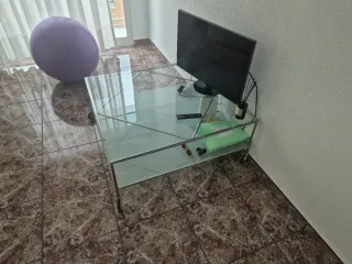 Mesa de cristal con ruedas