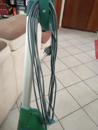 Folletto 140 sportellino davanti Rotto il gancio.