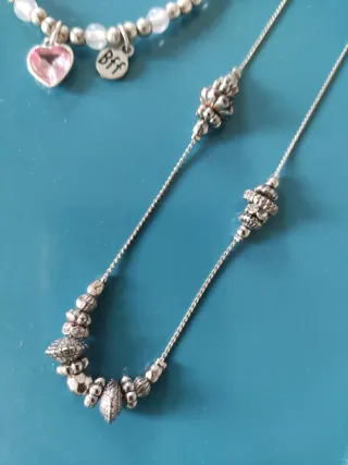 Set di braccialetti e ciondolo