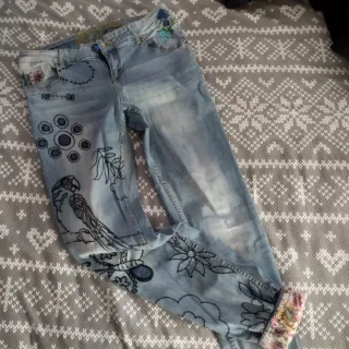 Pantalón vaquero Desigual con bordados