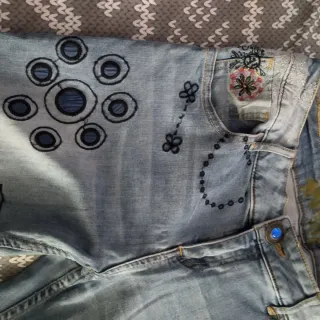 Pantalón vaquero Desigual con bordados
