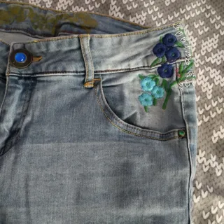 Pantalón vaquero Desigual con bordados