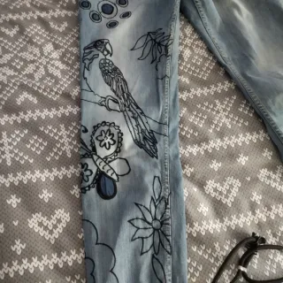 Pantalón vaquero Desigual con bordados
