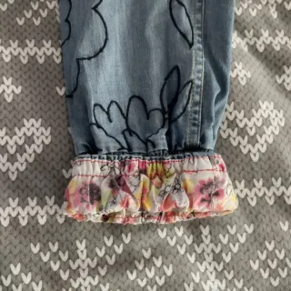 Pantalón vaquero Desigual con bordados