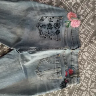 Pantalón vaquero Desigual con bordados