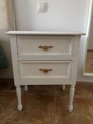 Mesita de noche blanca con cajones