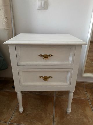 Mesita de noche blanca con cajones