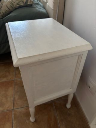 Mesita de noche blanca con cajones
