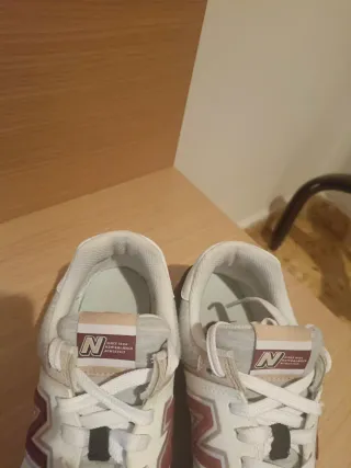 Zapatillas New Balance Negras, Rojas y Blancas