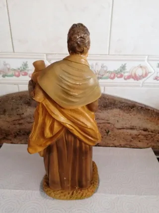 Escultura mujer con cántaro