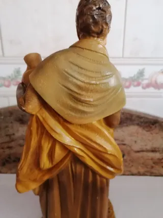 Escultura mujer con cántaro