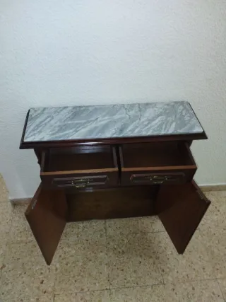 Mueble de entrada de madera y mármol
