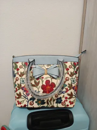 Bolso floral con lazo azul