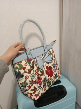 Bolso floral con lazo azul