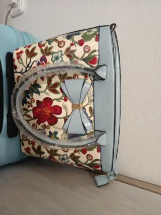Bolso floral con lazo azul