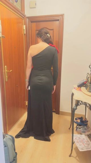 Vestido fiesta negro con rosas rojas