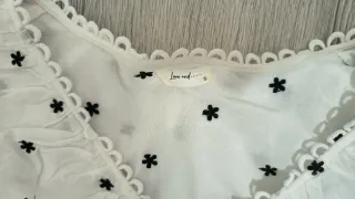 Crop top blanco con flores