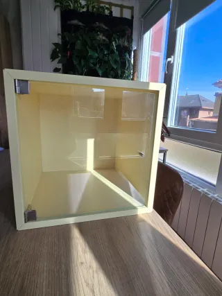 Mueble vitrina cristal y metal Ikea