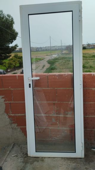 Puerta de cristal con manilla y cerradura