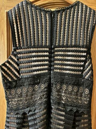 Vestido negro ceremonia con transparencias