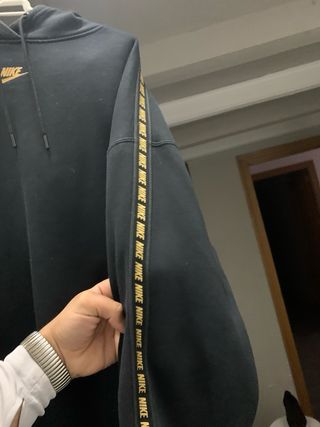 Sudadera Nike Negra con Logo Dorado
