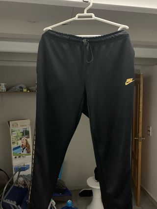 Sudadera Nike Negra con Logo Dorado