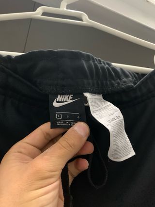 Sudadera Nike Negra con Logo Dorado