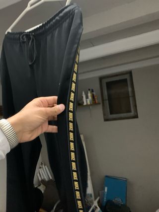 Sudadera Nike Negra con Logo Dorado