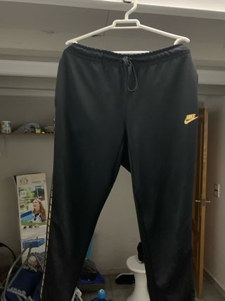 Sudadera Nike Negra con Logo Dorado