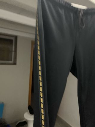 Sudadera Nike Negra con Logo Dorado