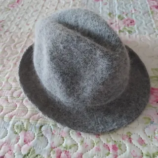 Sombrero gris de fieltro