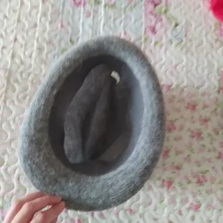 Sombrero gris de fieltro