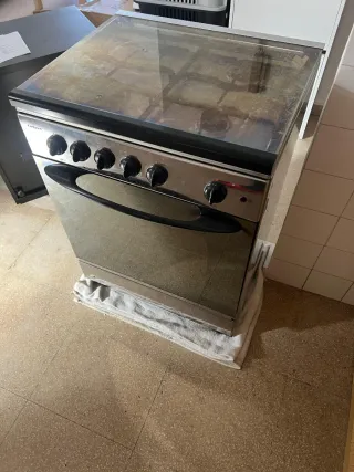 Cocina de gas con horno eléctrico