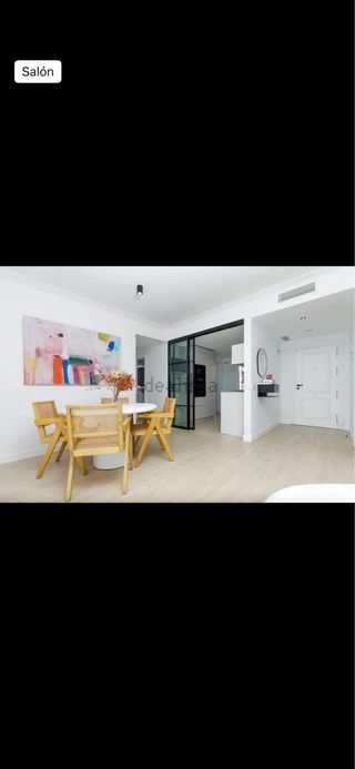 Silla de madera con asiento de ratán. Tengo 8.