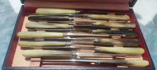 Antiguos cubiertos de mesa