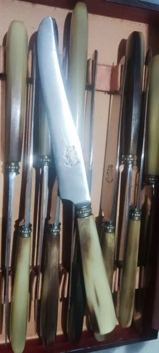 Antiguos cubiertos de mesa