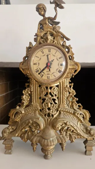 Reloj y candelabros de bronce