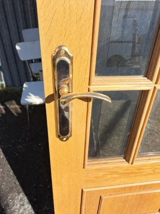 Puerta de madera con cristales