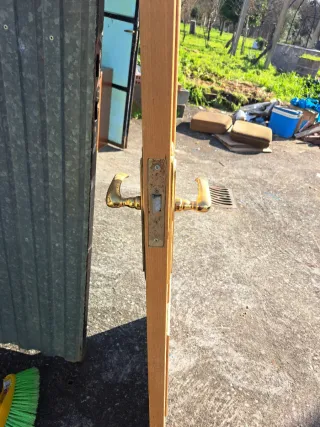 Puerta de madera con cristales