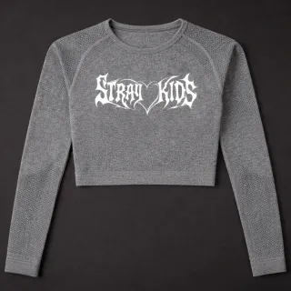 Camiseta Stray Kids gris y blanca