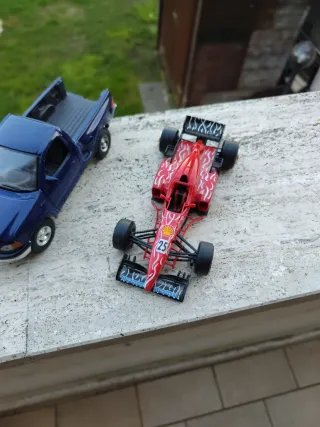 Modellini auto: auto blu e monoposto rosso