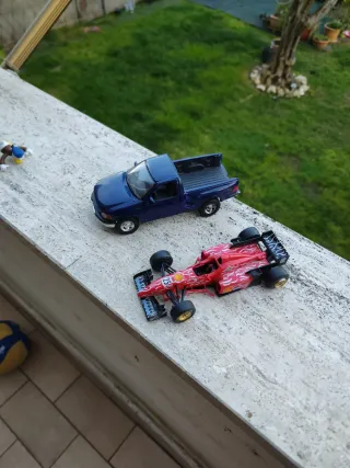 Modellini auto: auto blu e monoposto rosso