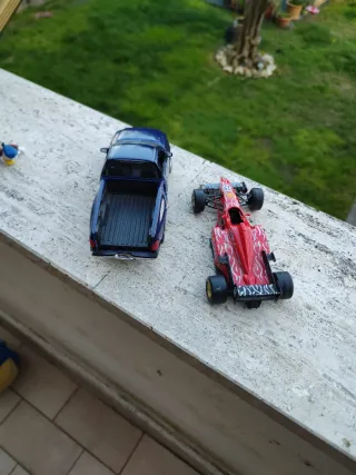 Modellini auto: auto blu e monoposto rosso